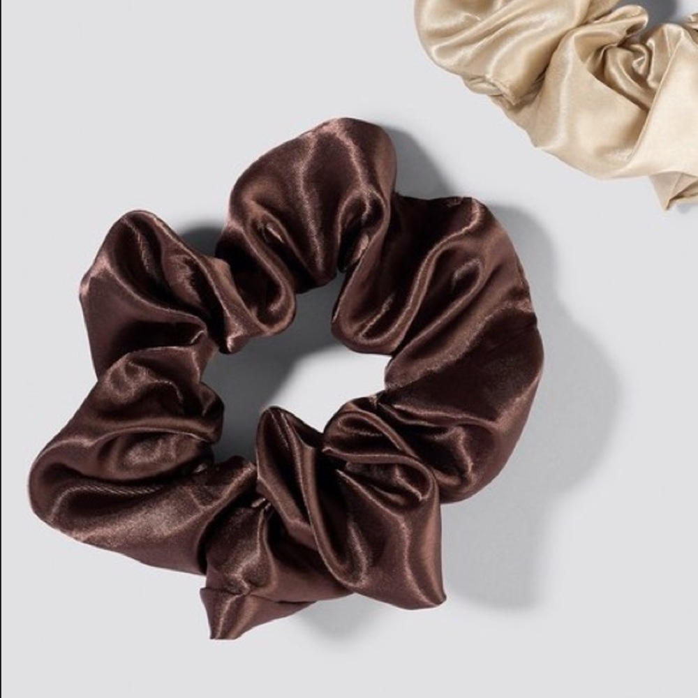 NWT Rylan Satin Scrunchie in Mocha Brown - Picture 4 of 4